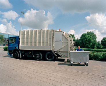 822837 Afbeelding van een nieuwe vuilniswagen van de Gemeentelijke Reinigings-, Markt- en Havendienst (Tractieweg 2) te ...